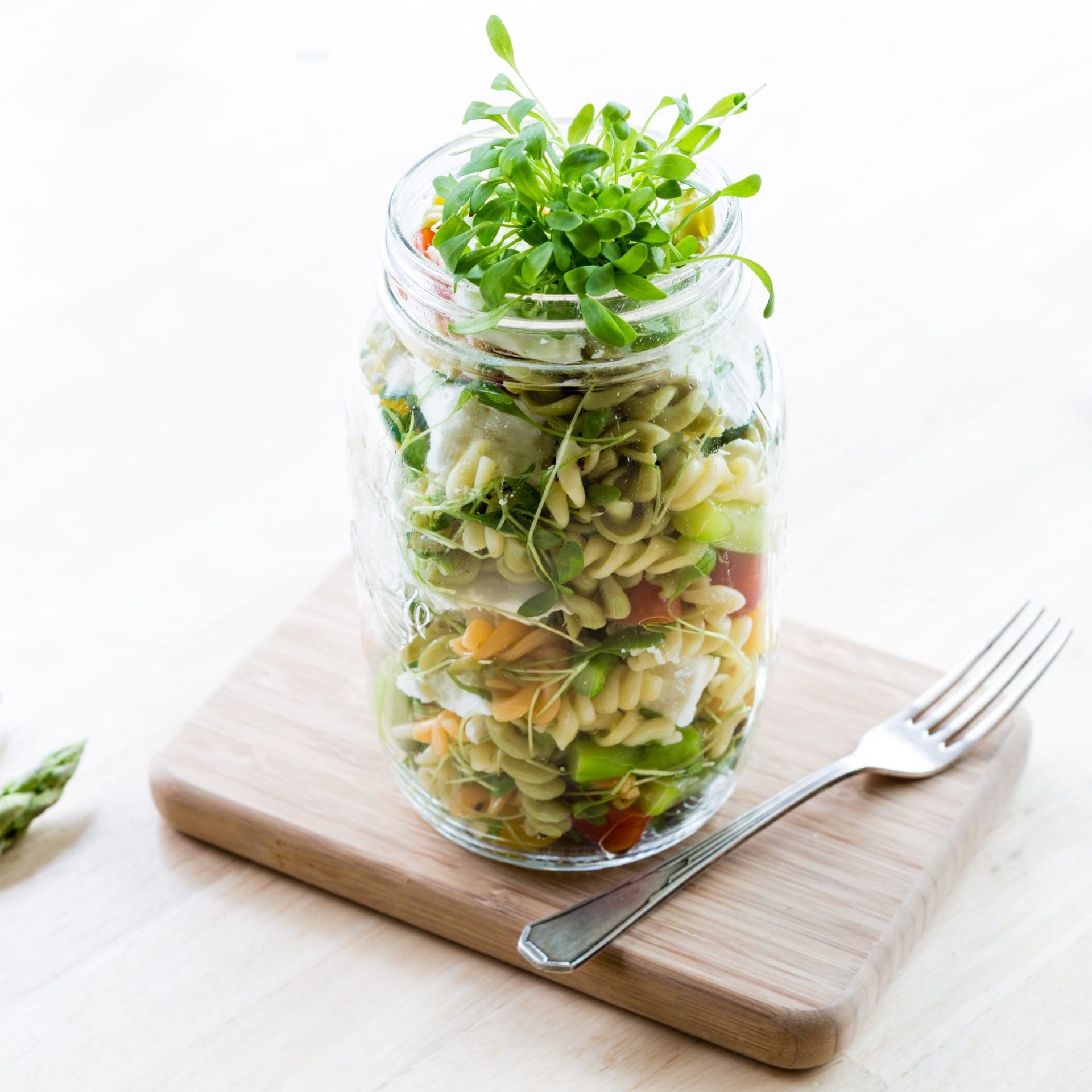 Pastasalade jar met microgreens