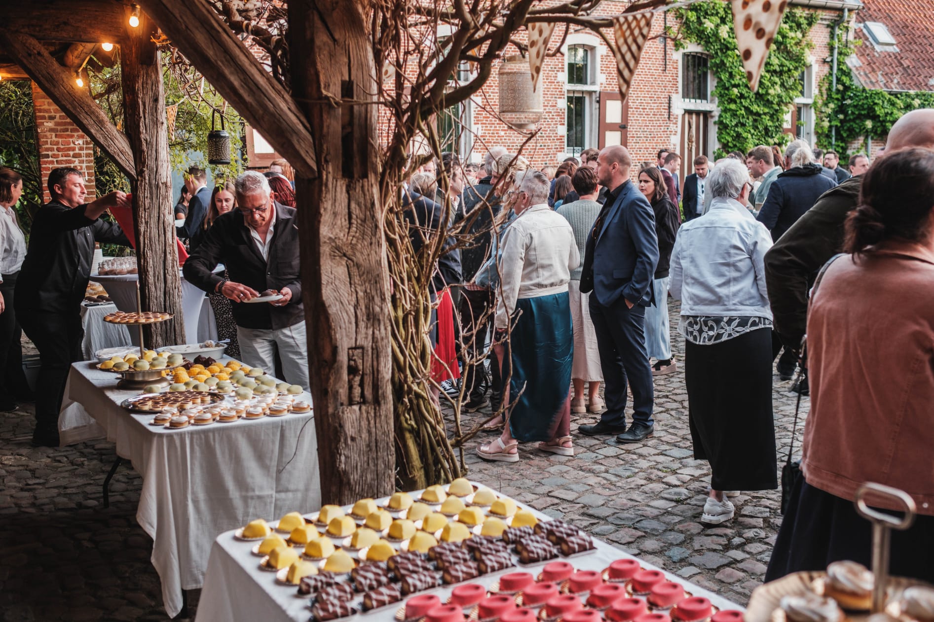 Outdoor dessertbuffet met kleine taartjes en gebak op een event