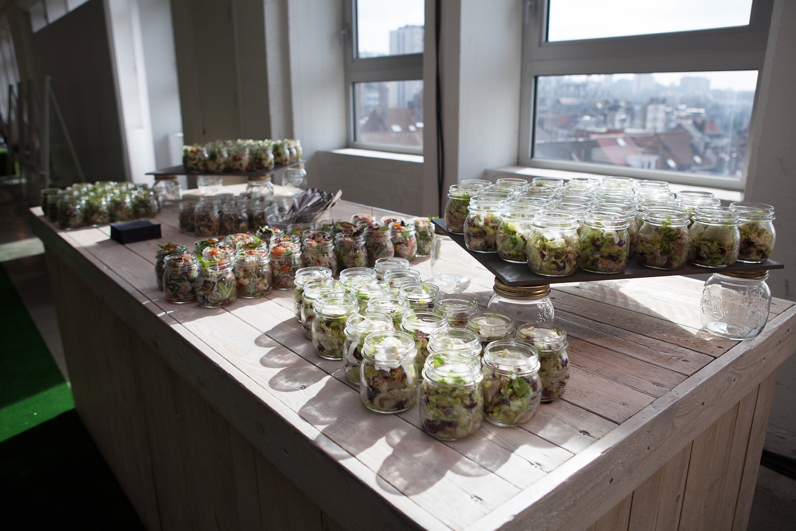 Verse jar salade met tomaat, rucola en pijnboompitten